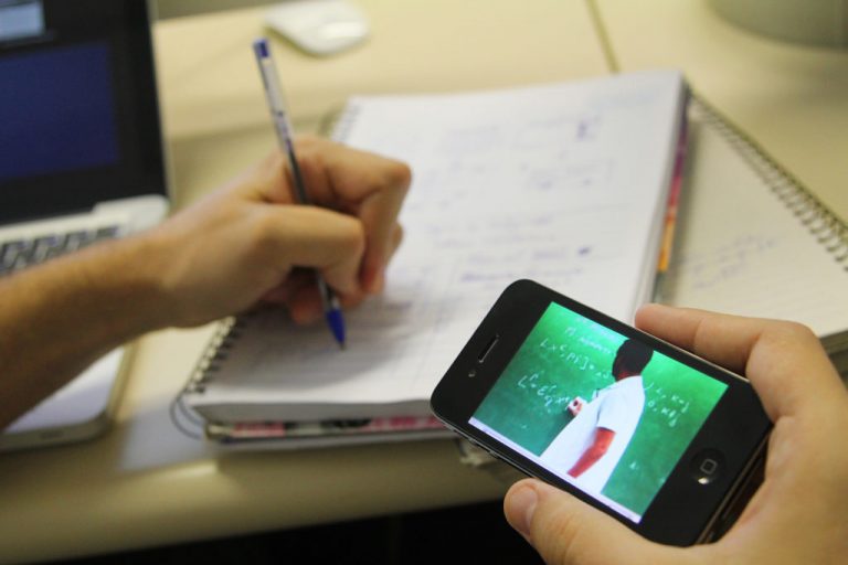 Alunos que pagaram aulas presenciais, reclamam de ensino à distância