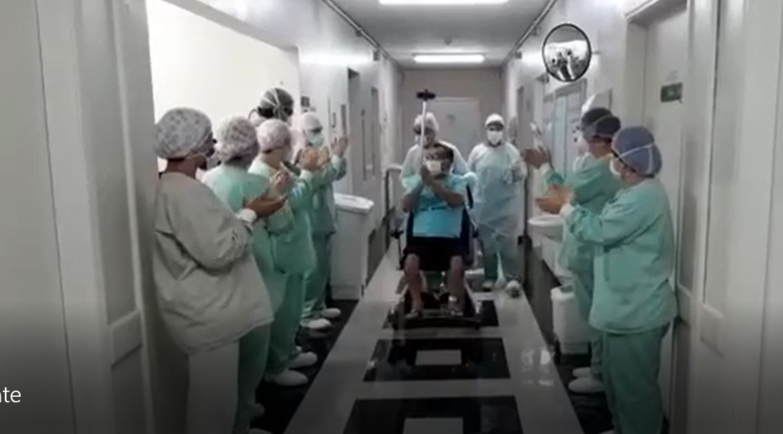 Vídeo: Paciente curado de coronavírus deixa hospital de Araraquara