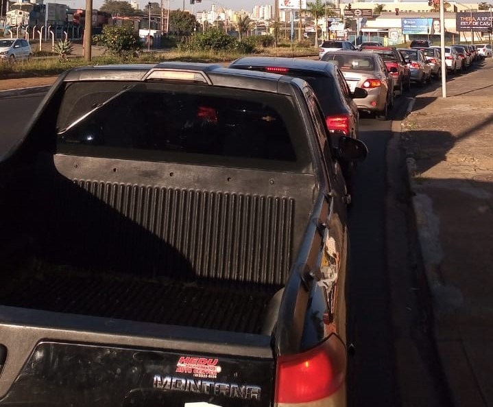 ​Plantão de vacinação gera longas filas, trava Via Expressa e revolta moradores