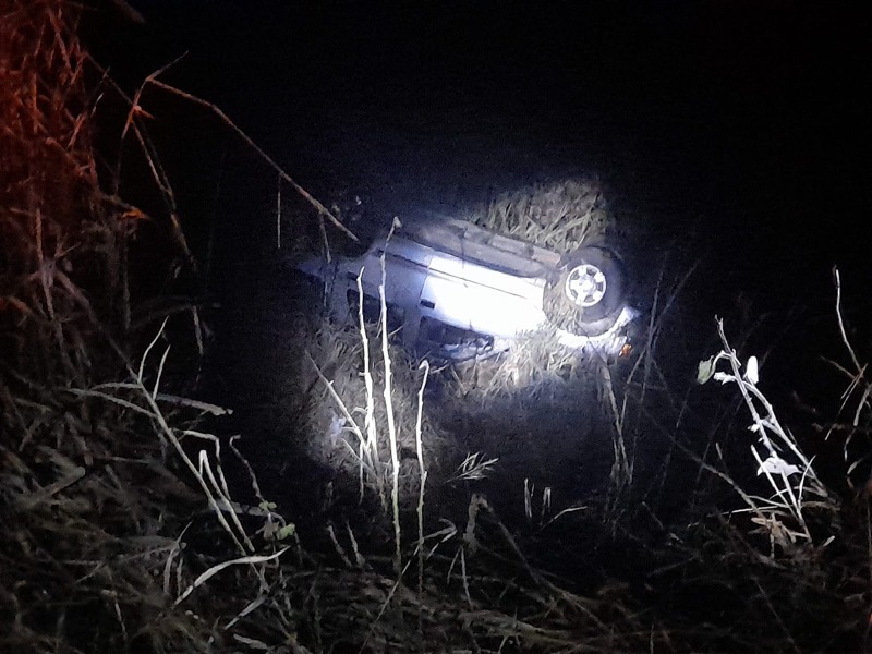 Caminhonete cai de ribanceira e pescador é atropelado ao tentar socorrer motorista