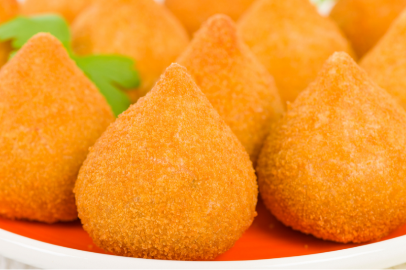 Homem tenta levar equipamento de tradicional franquia de coxinhas