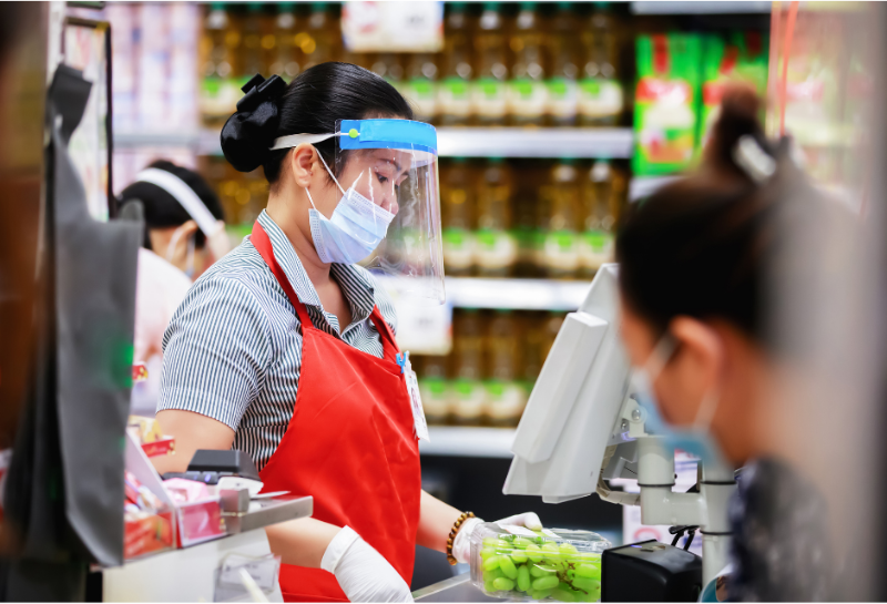 Segurança de supermercado é agredido, após chamar atenção de cliente com máscara no queixo