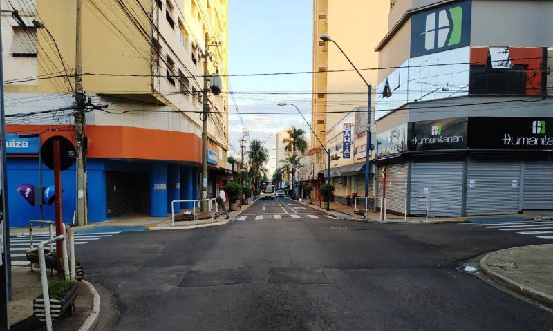 Mercados fecham neste domingo (20), ao meio dia, com início do lockdown.