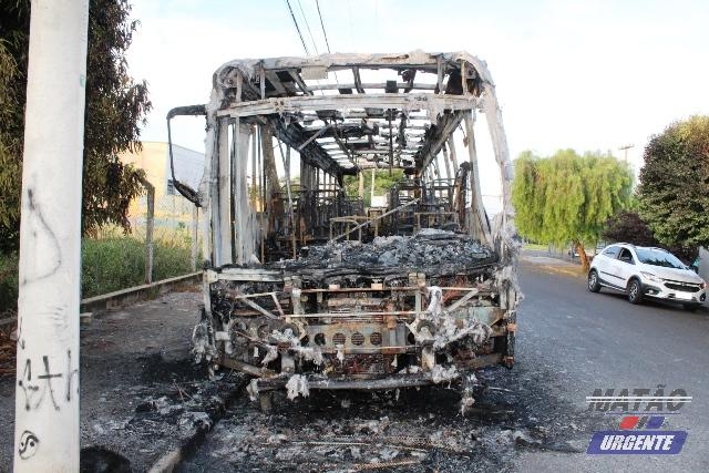 Ônibus rural é destruído por fogo em Matão