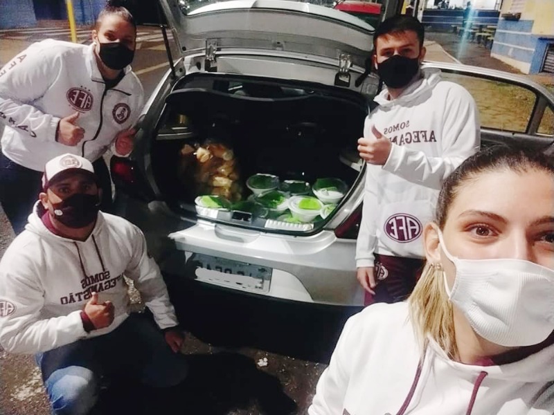 Torcida Afeganistão entrega alimentos para pessoas em situação de rua