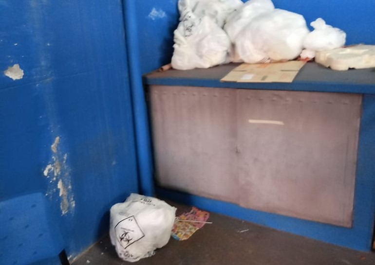 Lixo infectante é jogado praticamente em cima de usuários na Farmácia Popular