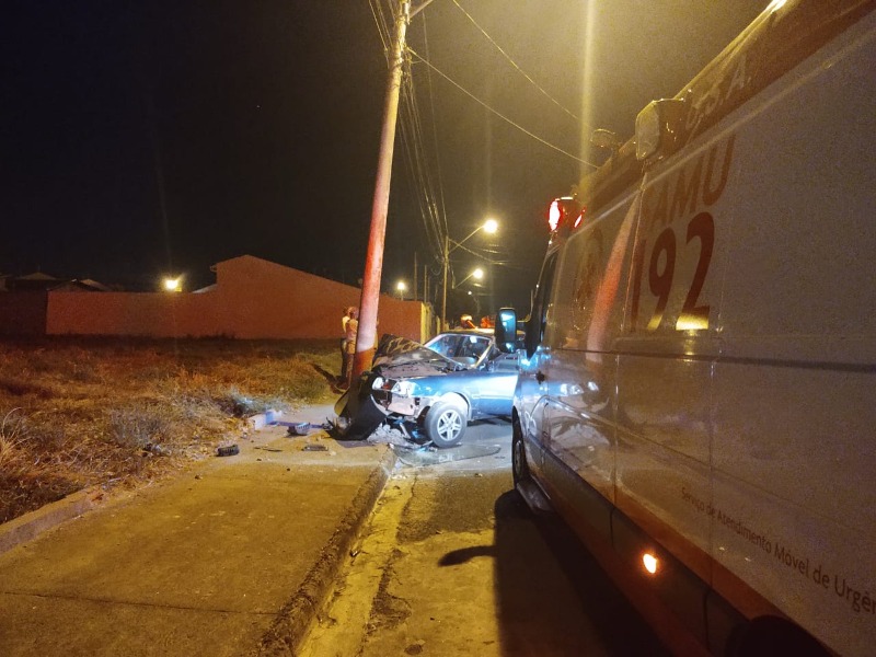 Motorista perde o controle do carro e arrebenta poste no Igaçaba
