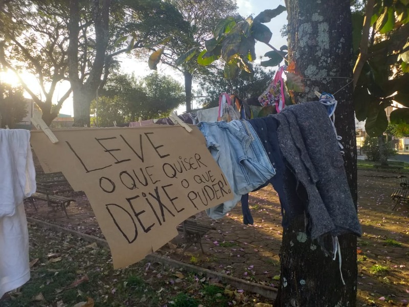 Com frio intenso, Varal Popular auxilia moradores em situação de rua