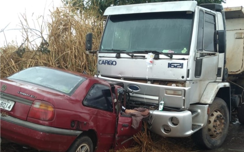 Carro bate de frente com caminhão em vicinal da região