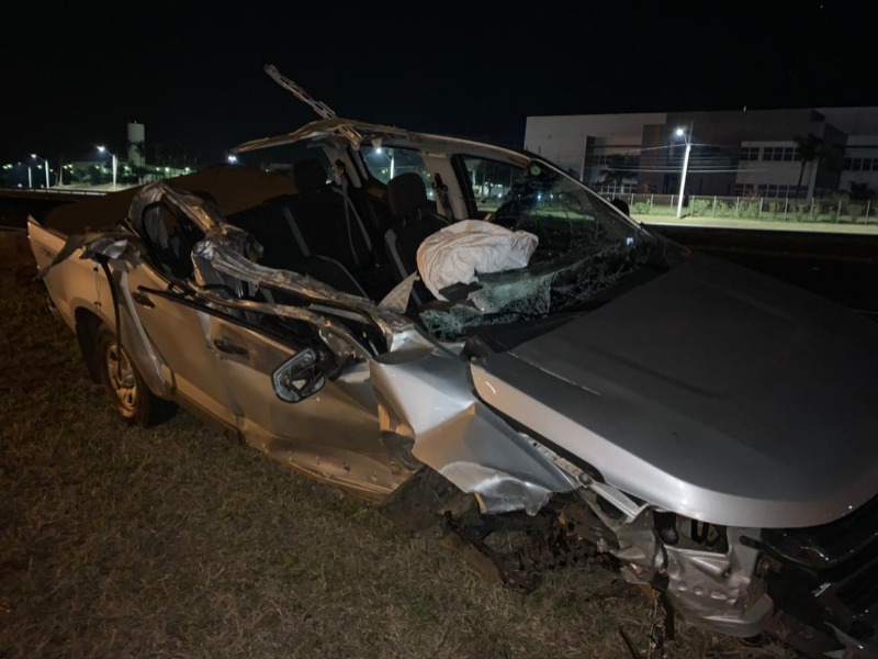 Caminhonete bate na traseira de caminhão na Rodovia Washington Luís, em Araraquara