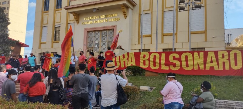 Manifestantes se aglomeram na Câmara contra o pedido de impeachment de Edinho Silva