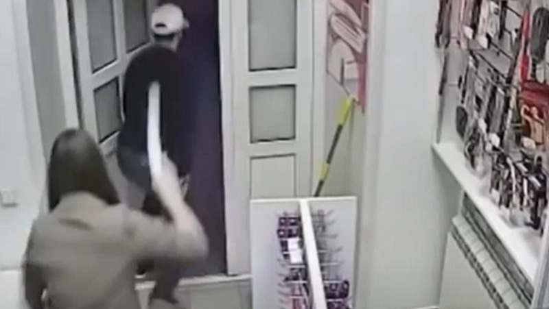 Vídeo: Ladrão apanha com 'brinquedinho' ao tentar assaltar sex shop