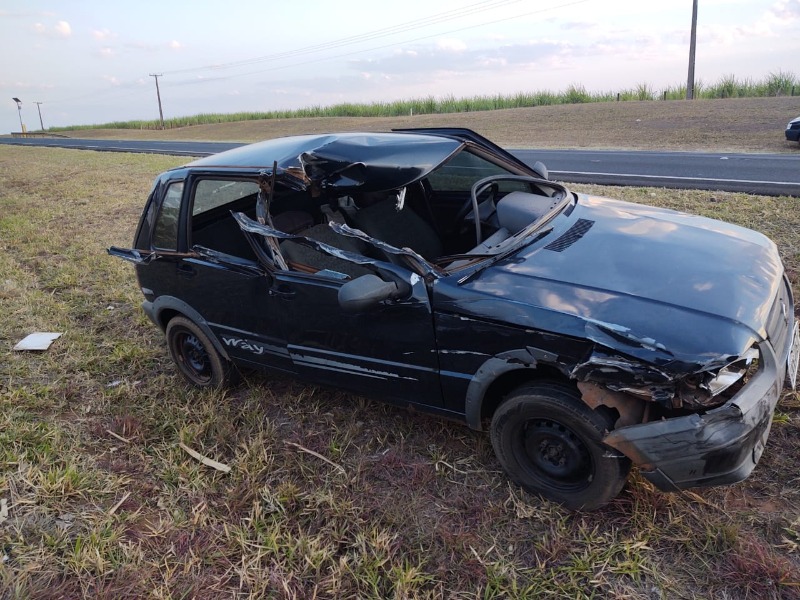 Veículo fica parcialmente destruído em acidente na SP-310, em Araraquara