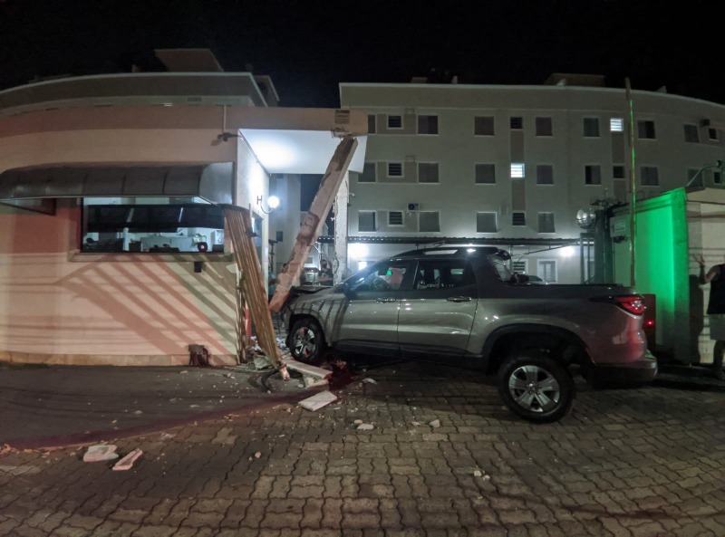 Motorista de Fiat Toro atinge guarita de condomínio na Maurício Galli
