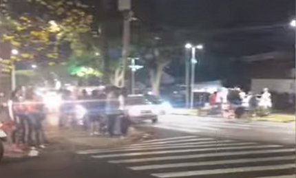 Durante muvuca na Bento de Abreu, jovens trafegam com motocicleta pela contramão, sem uso de capacetes