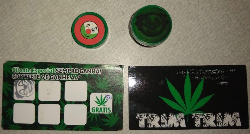 Cartão fidelidade do tráfico. Na compra de seis, “cliente” tinha direito a porção de maconha grátis.