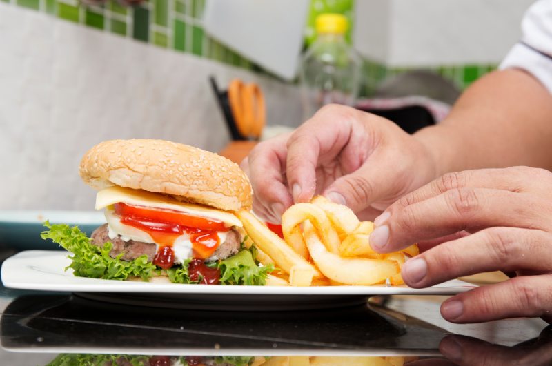 PAT abre oportunidade de emprego para chapeiros de Hamburgueria