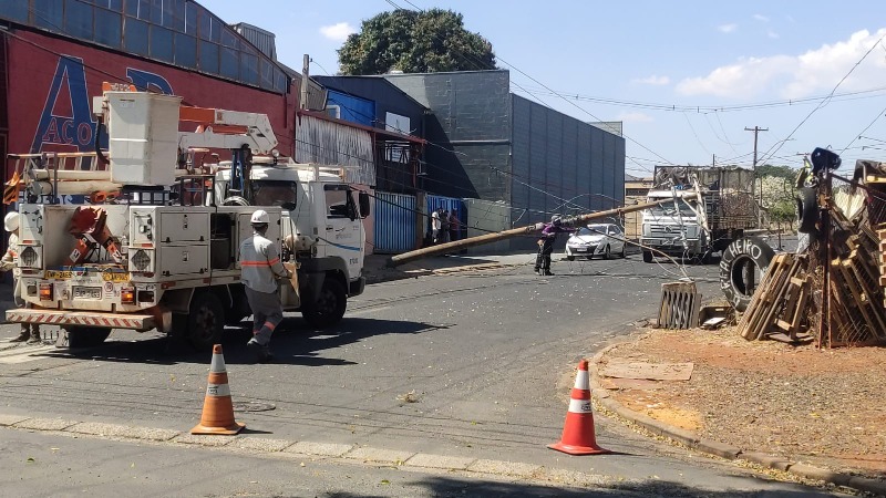 Caminhão derruba postes de energia em Araraquara