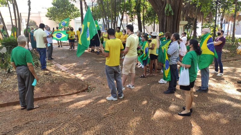 Manifestantes fazem ato pró-Bolsonaro na Praça da Independência; veja imagens