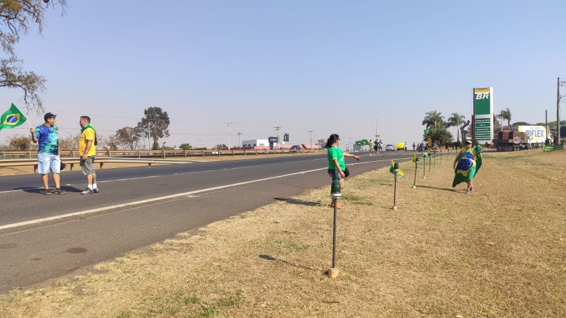 Caminhoneiros se reúnem em posto de Araraquara e fazem bloqueio na Washington Luís