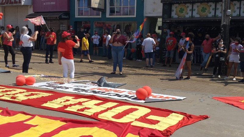 Manifestantes fazem ato "Fora Bolsonaro" na Praça Santa Cruz; veja imagens