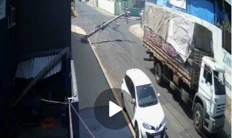 Vídeo: Câmeras flagram o exato momento que caminhão derruba postes de energia em Araraquara
