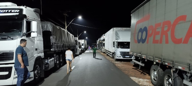 AGORA: Manifestantes pró-Bolsonaro param caminhões na Washington Luís em Araraquara