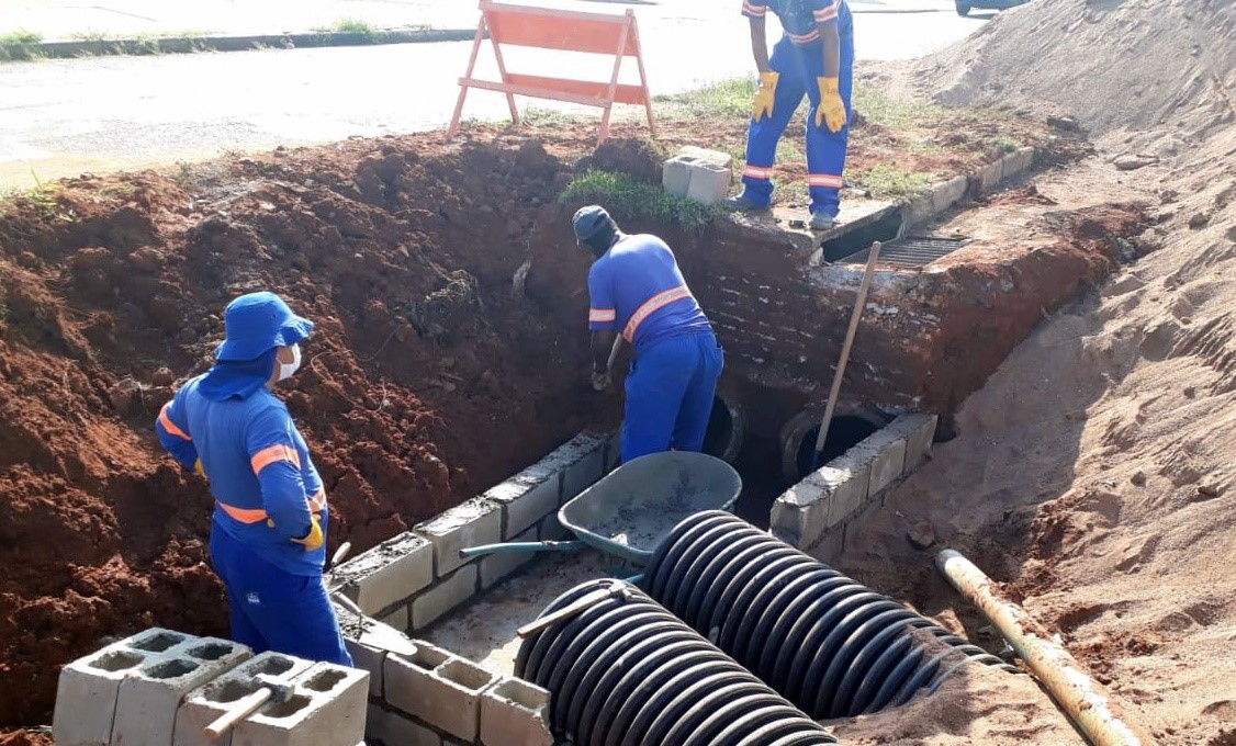Trânsito nas Roseiras segue com desvio para obras do Daae
