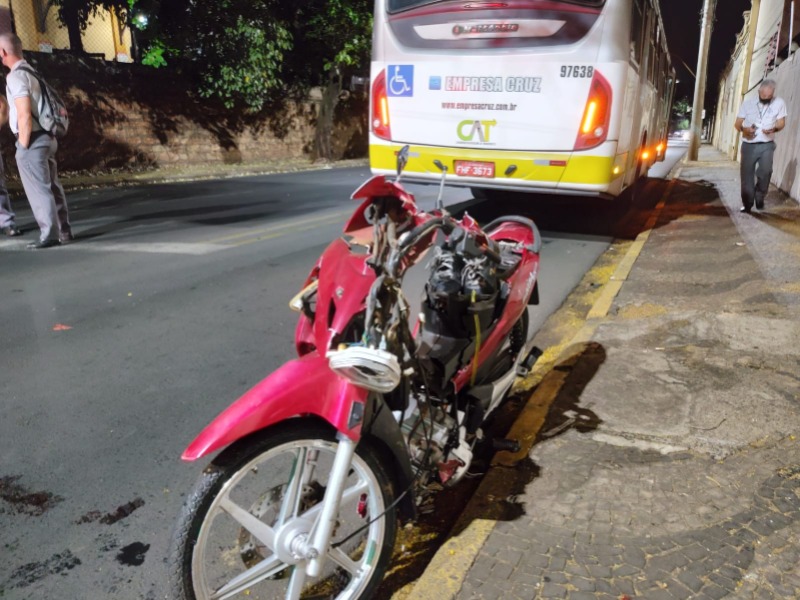 Foto 2 de 8 — Morre jovem em acidente entre ônibus e moto no centro de Araraquara
