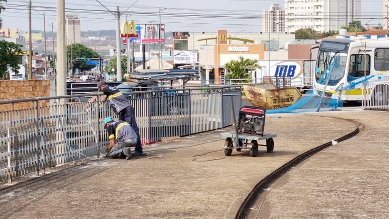 Obras na passarela, ao lado do Terminal de Integração, estão em fase de acabamento