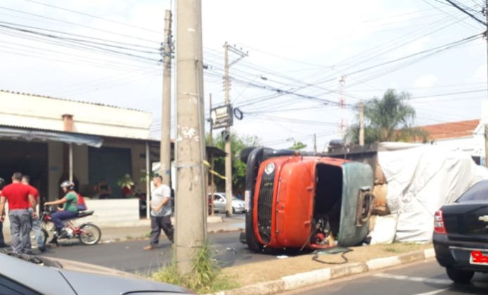 Caminhão tomba na Alameda Paulista em Araraquara