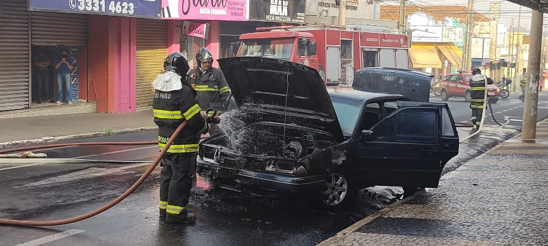 Carro pega fogo no Centro de Araraquara e mobiliza Corpo de Bombeiros