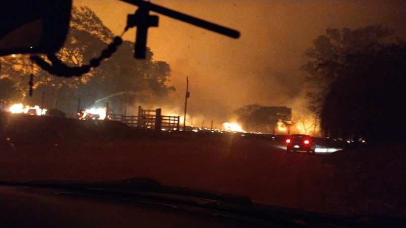 Incêndio de grandes proporções avança para propriedades rurais em Trabiju