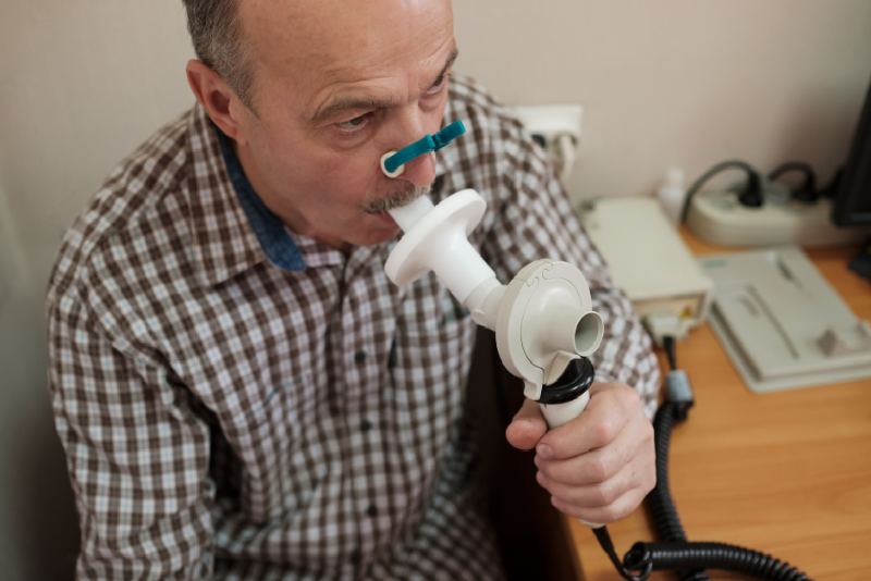 Exame de espirometria é importante aliado no diagnóstico de danos respiratórios