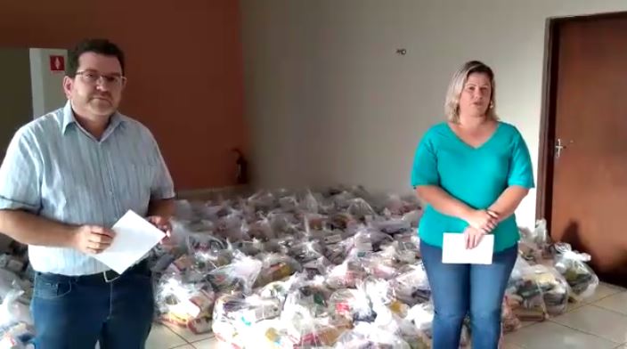 Santa Lúcia doa alimentos para pais de alunos municipais