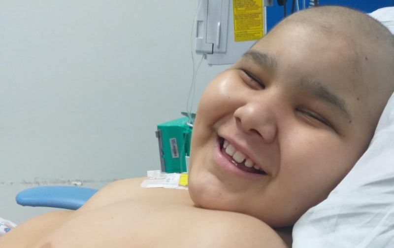 Jovem Pedro, de 11 anos, faz tratamentos contra um câncer e precisa de ajuda