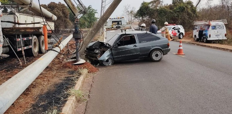 Carro arrebenta poste no Jardim Cambuí em Araraquara