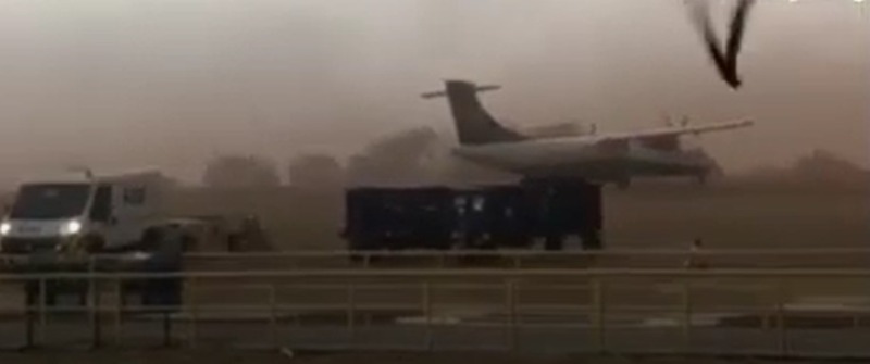 Vídeo: Avião da Azul vira com a força do vento em tempestade de areia na região