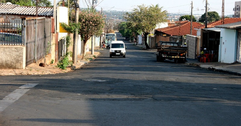 Rua de grande movimento da Vila Xavier precisa de reforço na sinalização, afirma vereador
