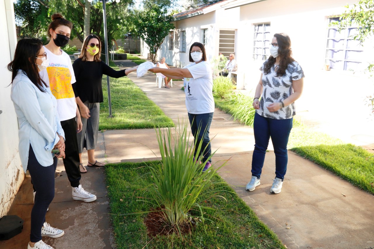 Moradores da Vila Dignidade recebem máscaras caseiras