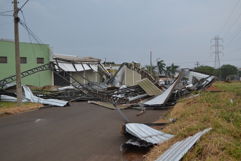 Vendaval derruba barracões em distrito industrial