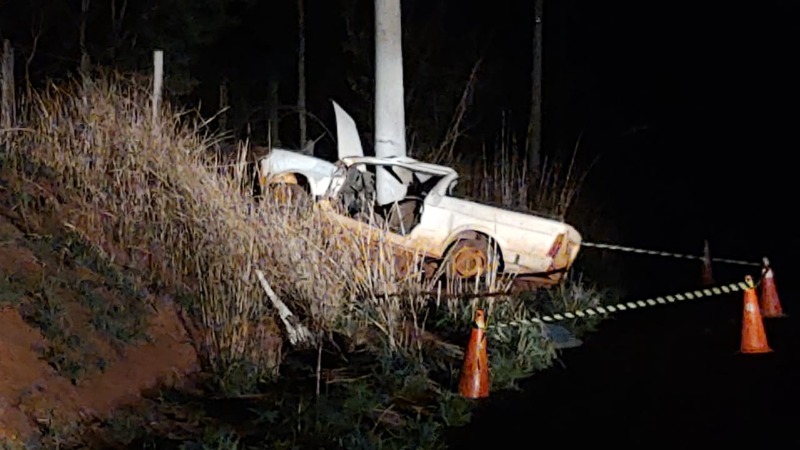 Motorista morre após carro bater em poste em Araraquaea