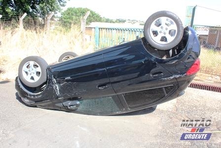 Carro capota após colisão com outro veículo em Matão