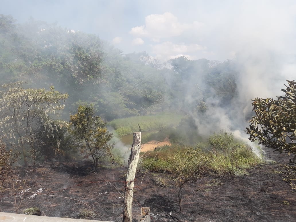Moradores tentam conter incêndio nas margens da SP-255