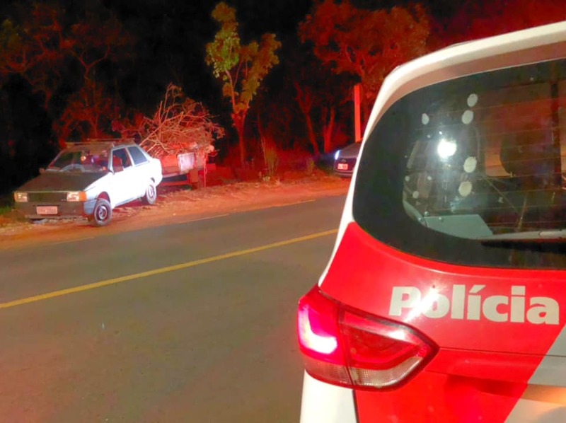 Morador é multado após ser flagrado jogando lixo em terreno