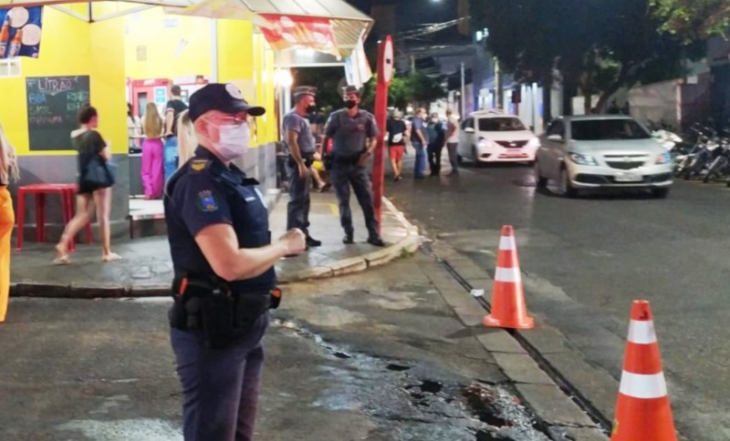 Prefeitura faz operação na Rua 6 e aplica mais de 20 multas