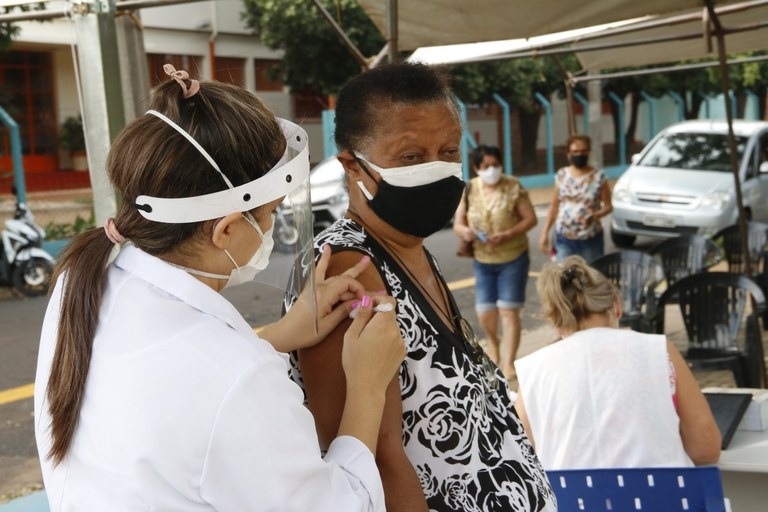 Confira quem pode se imunizar contra a Covid-19 nesta segunda-feira (25)