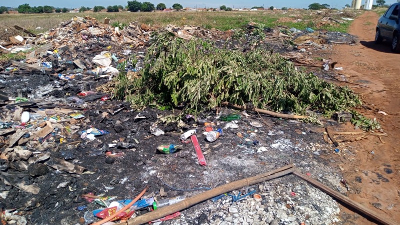 Terreno virou “lixão”, no Selmi Dei