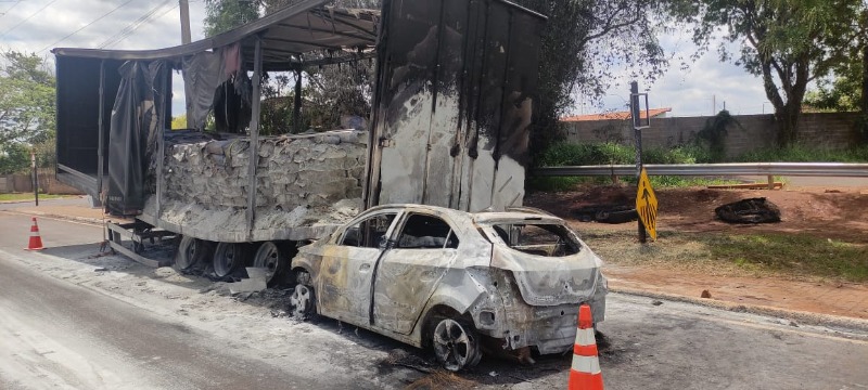 Carro pega fogo após acidente com carreta em Boa Esperança do Sul