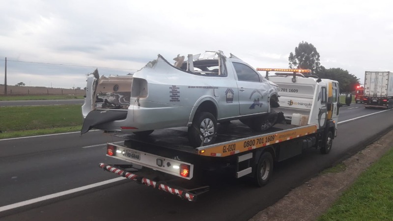 Carro de funerária tomba na Washington Luís
